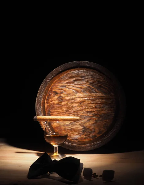 Glas van Cognac, sigaar en oude eiken vat — Stockfoto