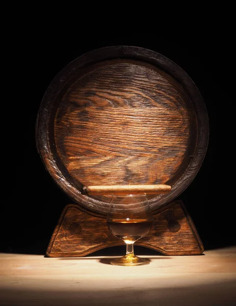 Glas av Cognac, cigarrer och gamla ekfat — Stockfoto