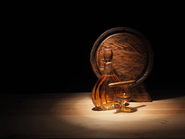 Glas van Cognac, sigaar en oude eiken vat — Stockfoto