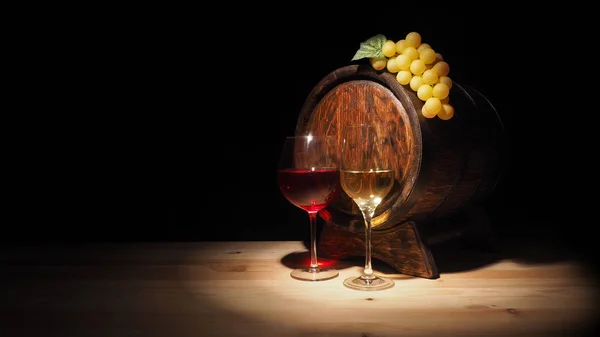 Glas Rot-, Weißwein und Fass auf Holztisch — Stockfoto