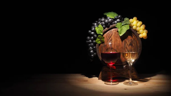 Glas Rot-, Weißwein und Fass auf Holztisch — Stockfoto