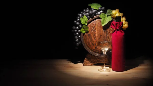 Ποτήρι κρασί και βαρέλι ξύλινο τραπέζι — Φωτογραφία Αρχείου