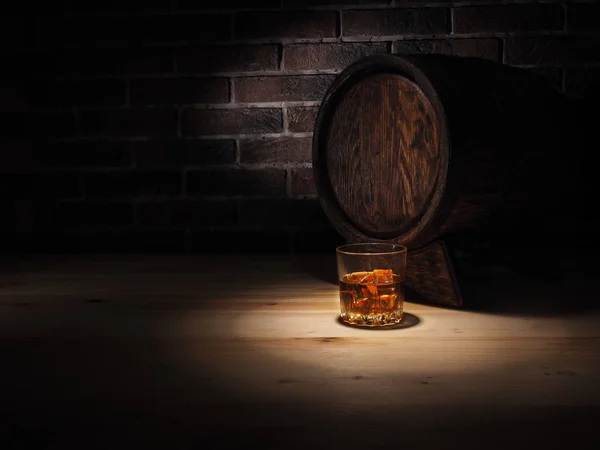 Glas whiskey, cigarr och gamla ekfat — Stockfoto
