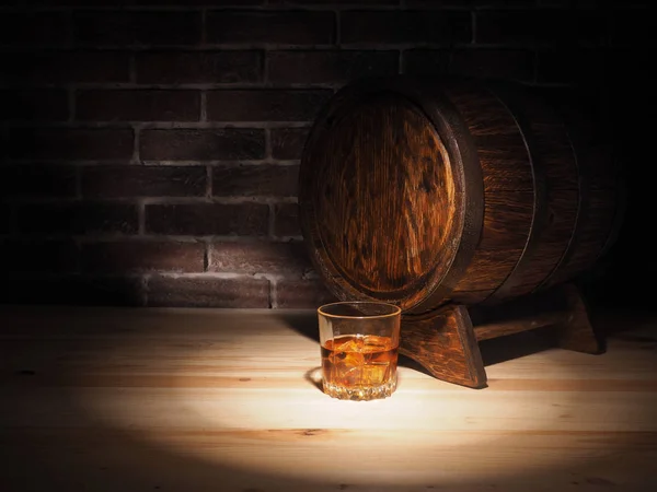 Glas whiskey, sigaar en oude eiken vat — Stockfoto