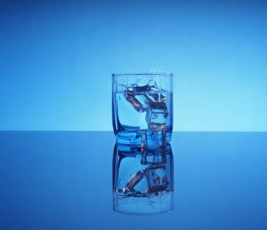 Mineral açık su buz ile