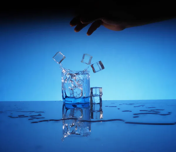 Copo de água cristalina mineral com gelo — Fotografia de Stock