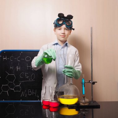 Laboratuvar şişeler ile sıvı iç. Bilim kavramı