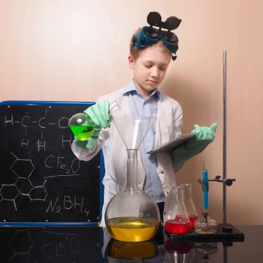 Laboratuvar şişeler ile sıvı iç. Bilim kavramı