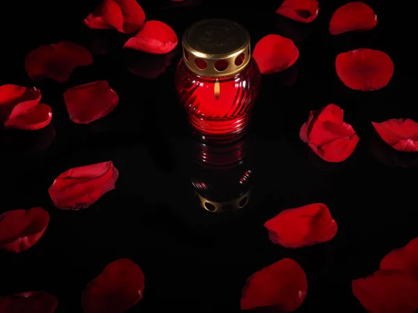 Горящая свеча в красном стекле подсвечника — стоковое фото