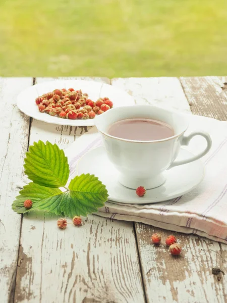 Weiße Tasse Tee auf einem Holztisch — Stockfoto