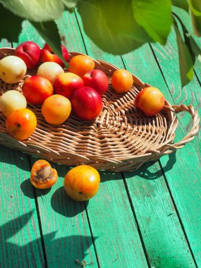 Lezzetli nektarin ve kayısı ahşap bir masa üzerinde