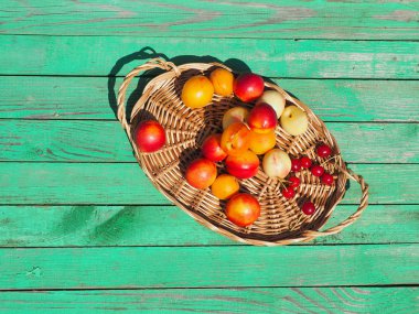 Lezzetli nektarin ve kayısı ahşap bir masa üzerinde