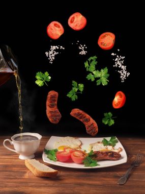 Uçan sosis, domates, tuz, maydanoz. Kahvaltı konsepti