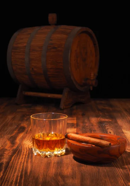 Glass of whiskey and vintage wooden barrel — Stock Photo, Image