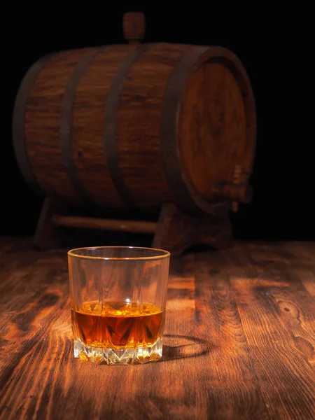 Glas whiskey och vintage trätunna — Stockfoto