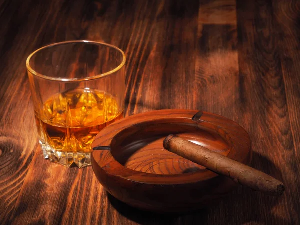 Glass of whiskey and vintage wooden barrel — Stock Photo, Image