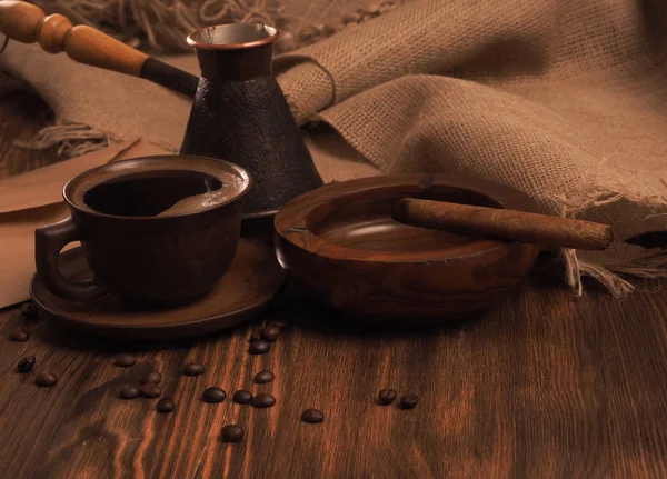 Φλιτζάνι καφέ σε μια ξύλινη βάθους. — Φωτογραφία Αρχείου