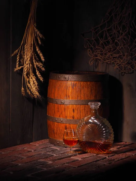 Glas cognac met vat in gezellige kelder — Stockfoto