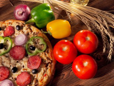 Ahşap arka plan üzerinde güzel taze pizza