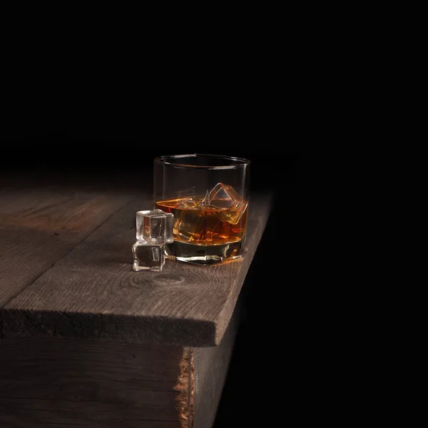 Glass of whiskey on rustic table.black background — Stock Photo, Image