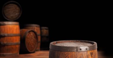 Bir gece arka plan üzerinde rustik ahşap varil