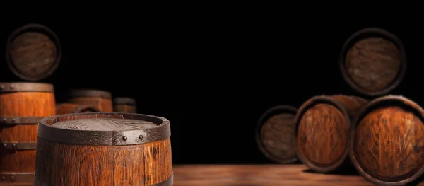 Rústico barril de madeira em um fundo noturno — Fotografia de Stock