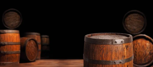 Rústico barril de madeira em um fundo noturno — Fotografia de Stock