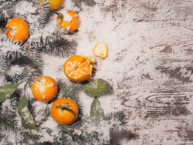 Yeni yıl arka plan .tangerines, kar, çam ağacı ahşap arka plan üzerinde
