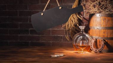 Cam tuğla adam üzerinde varil ile konyak