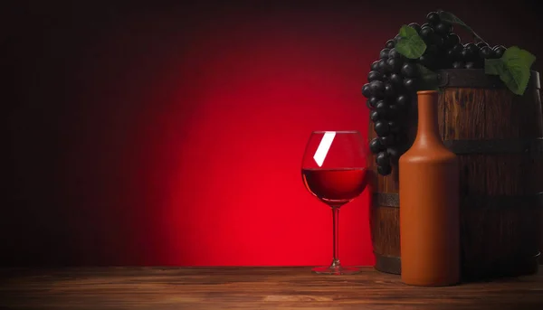bir bardak kırmızı şarap ve rustik varil. Kırmızı vurgu