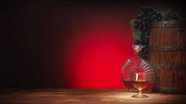 Glas Cognac mit Fass auf rotem Hintergrund — Stockfoto