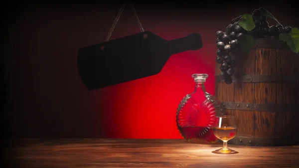 Glas Cognac mit Fass auf rotem Hintergrund — Stockfoto