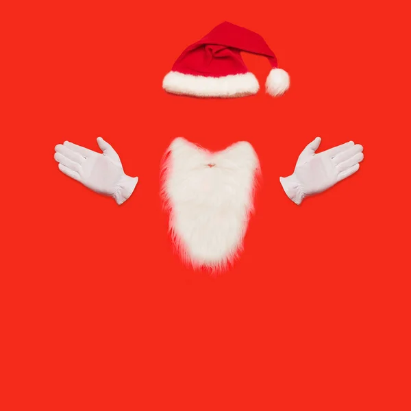 Concepto mínimo de Santa Claus. Fondo rojo. Navidad Año Nuevo piso laico . — Foto de Stock