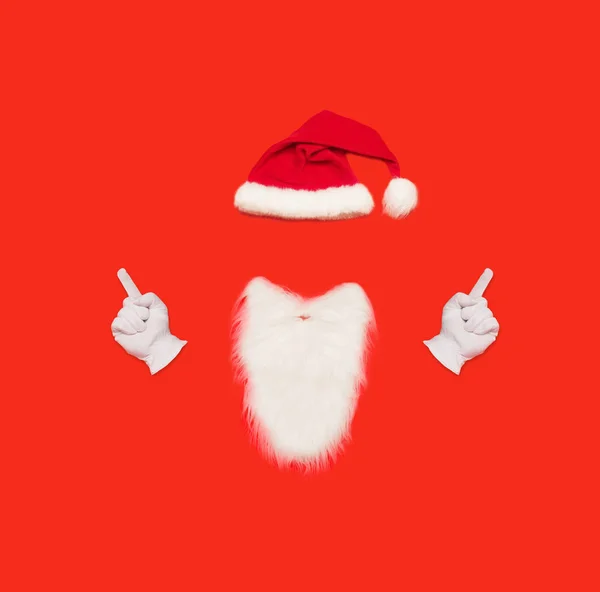 サンタクロースの最小限の概念。赤の背景。クリスマスフラットレイ. — ストック写真