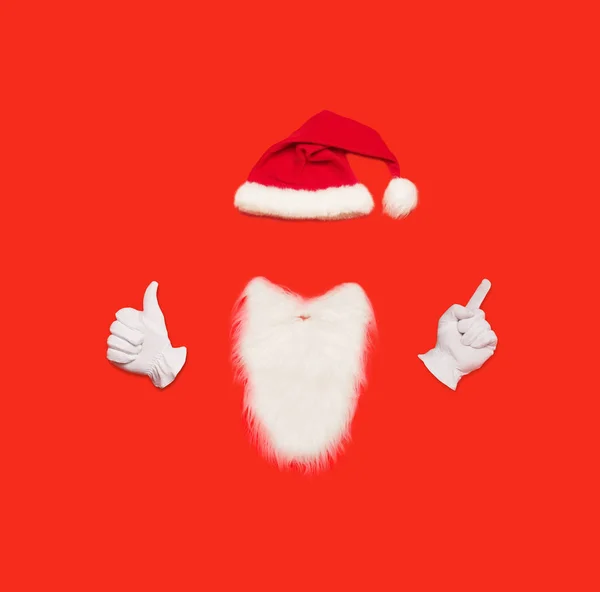 Santa Claus Minimalkonzept. roter Hintergrund. Weihnachten Neujahr flach legen. — Stockfoto