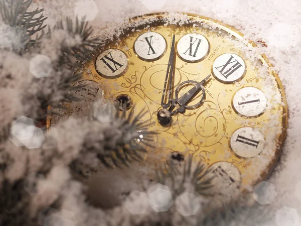 Yeni yılın arka planında dondurulmuş saat. Noel konsepti — Stok fotoğraf