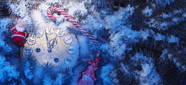Yeni yılın arka planında dondurulmuş saat. Noel konsepti. — Stok fotoğraf