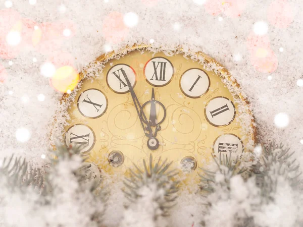 Yeni yılın arka planında dondurulmuş saat. Noel konsepti — Stok fotoğraf