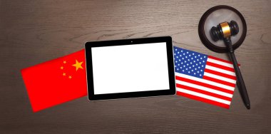 Çin ve Usa bayrakları masanın üstünde. Ticaret savaşını kabul et..