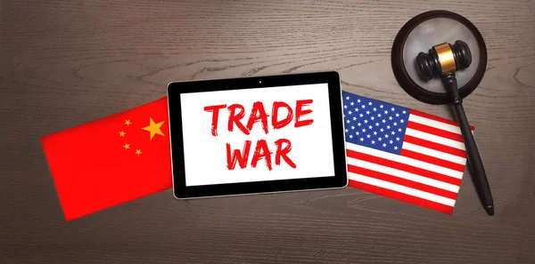 Çin ve Usa bayrakları masanın üstünde. Ticaret savaşını kabul et.. — Stok fotoğraf