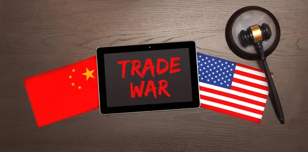 Китай і Уса прапори на столі. Концепція торговельної війни. — стокове фото