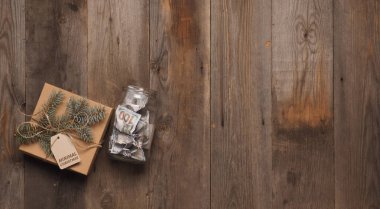 Kırsal bir masada Noel el işi kutusu. Kütle tüketimi kavramı.