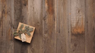 Kırsal bir masada Noel el işi kutusu. Kütle tüketimi kavramı.