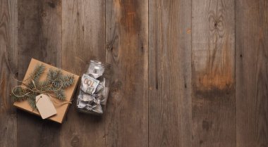 Kırsal bir masada Noel el işi kutusu. Kütle tüketimi kavramı.