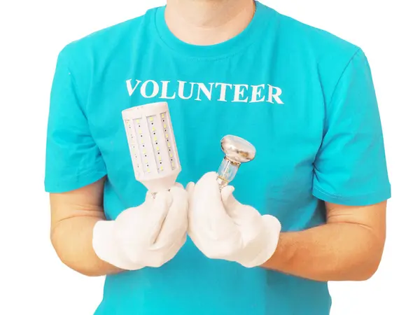 Волонтёр Использованными Лампами Белом Фоне — стоковое фото