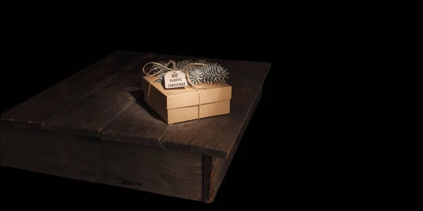 素朴なテーブルの上のクリスマスクラフトボックス 大量消費の概念 — ストック写真