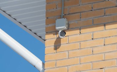 Tuğla bir evin güvenlik kamerası görüntüsü. güvenlik kavramı