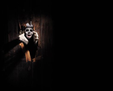 Kırsal kesimde çatlamış bir delikten geçen zombi eli. Ölü tema günü.