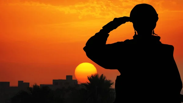 Silhuett Solider Saluting Mot Soluppgången Stad Vid Medelhavskusten Begreppet Väpnade — Stockfoto