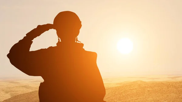 Ortadoğu Çölü 'nde Gündoğumuna Karşı Bir Solider Selamlaması Silüeti. Kavram - BAE, İsrail, Mısır silahlı kuvvetleri